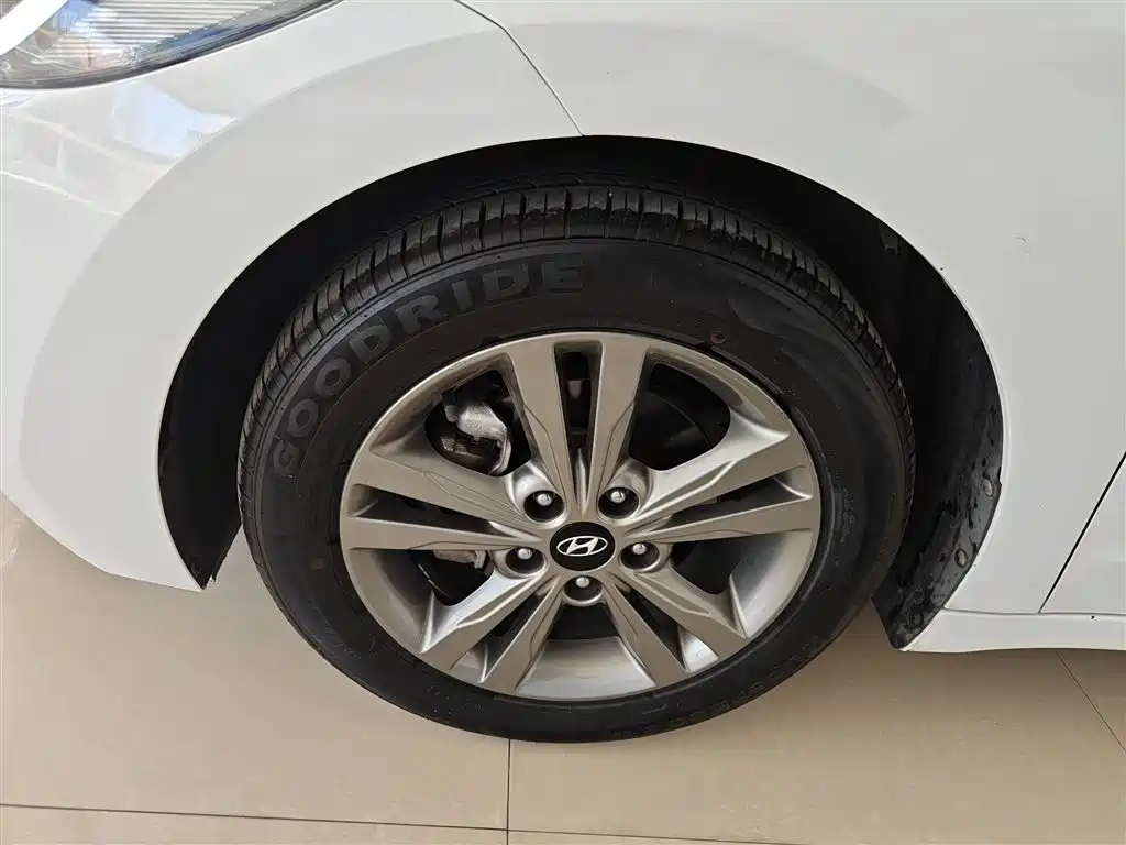 Hyundai Elantra 2018 — фото 23