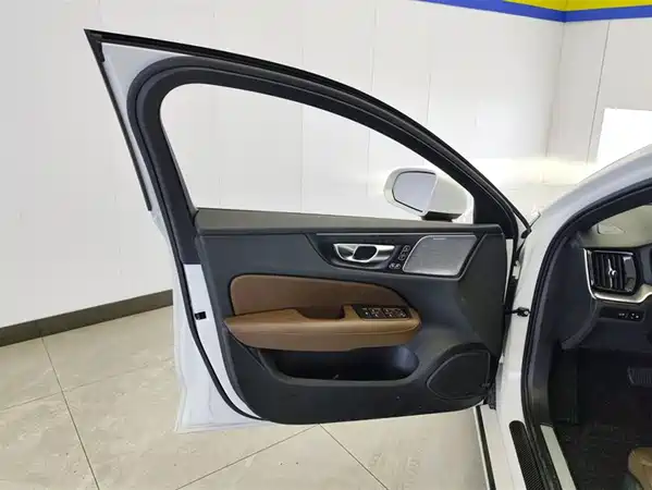 Volvo S60 2025