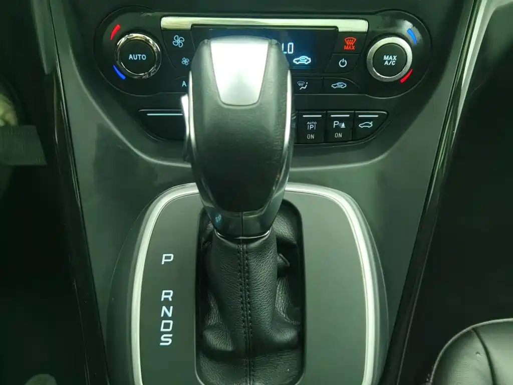 Ford Kuga 2015 — фото 13