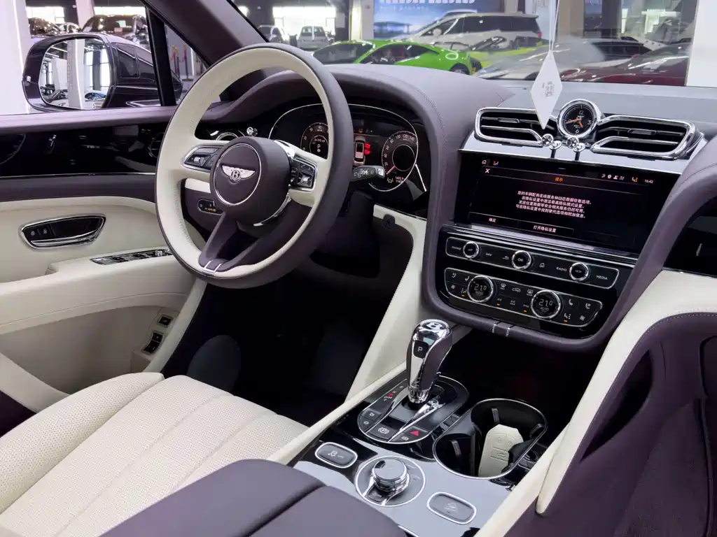 Bentley Bentayga 2025 — фото 16