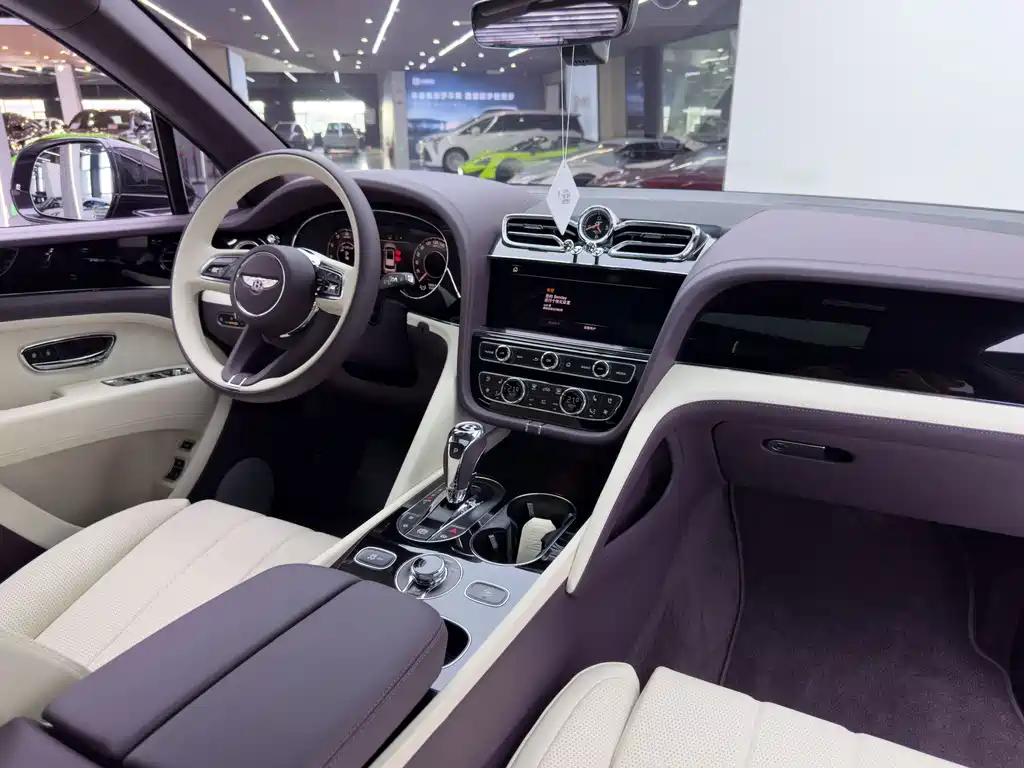 Bentley Bentayga 2025 — фото 15
