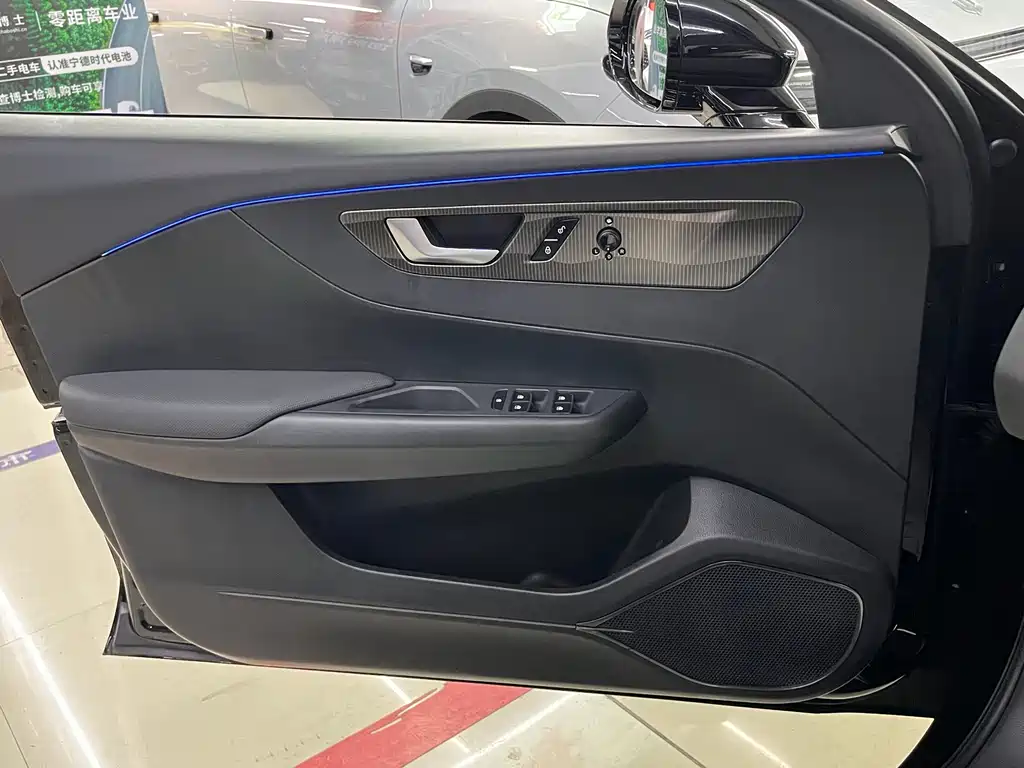 Hongqi E-QM5 2023 — фото 13