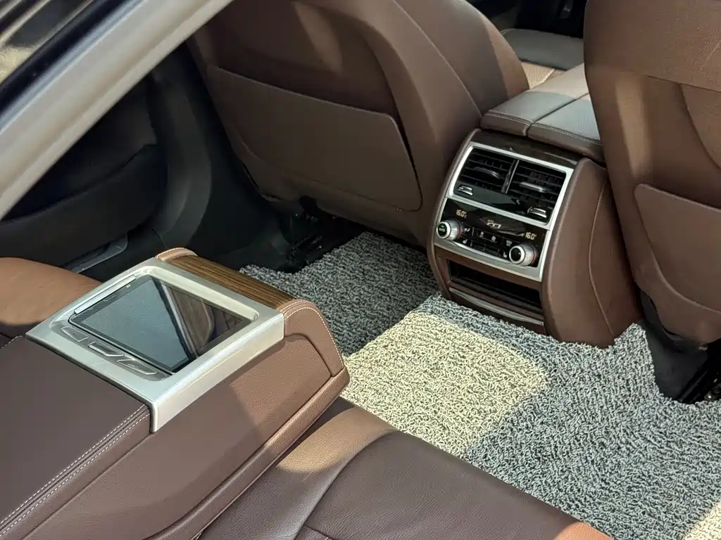 BMW 7 Series 2017 — фото 18