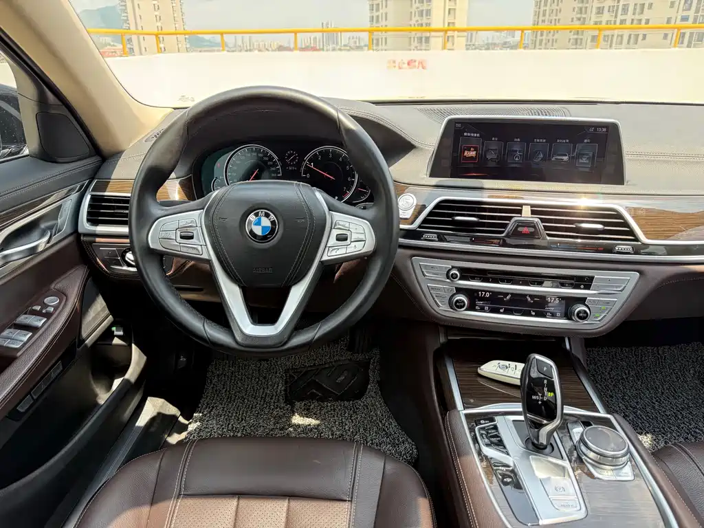 BMW 7 Series 2017 — фото 22