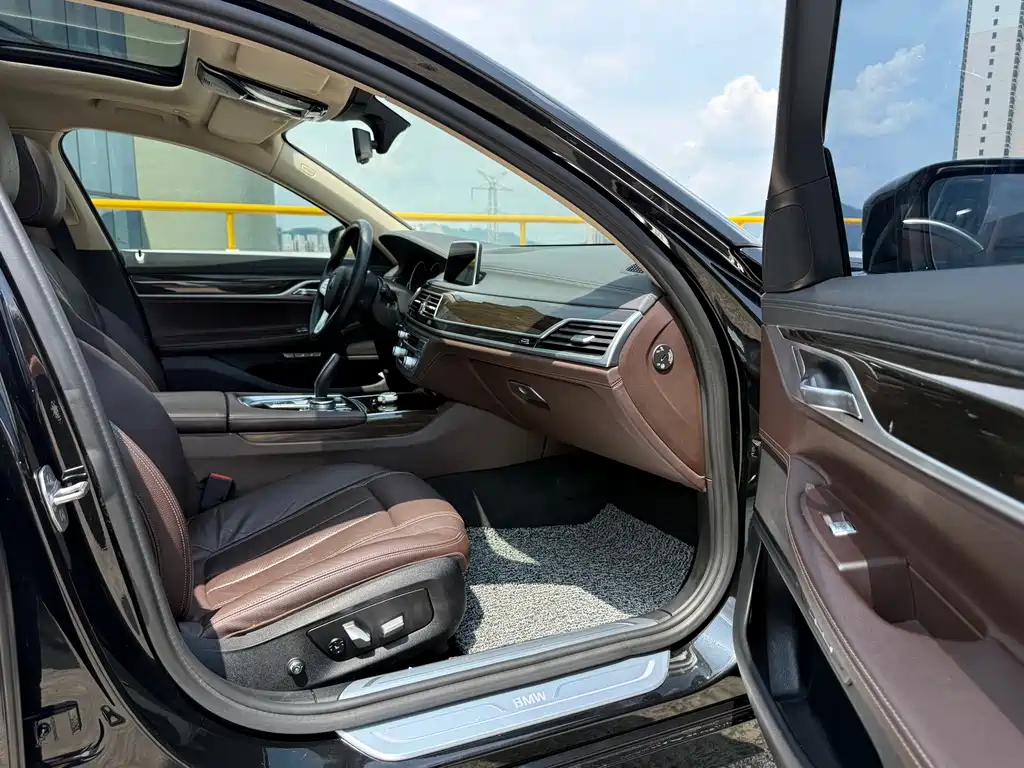 BMW 7 Series 2017 — фото 32