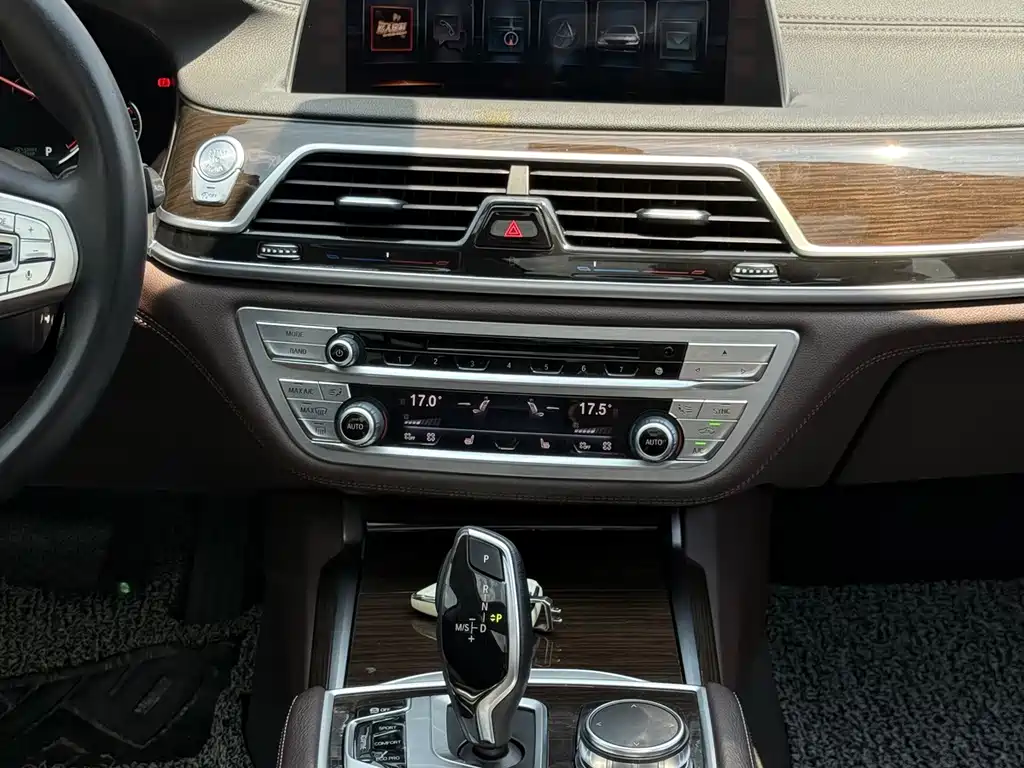 BMW 7 Series 2017 — фото 23