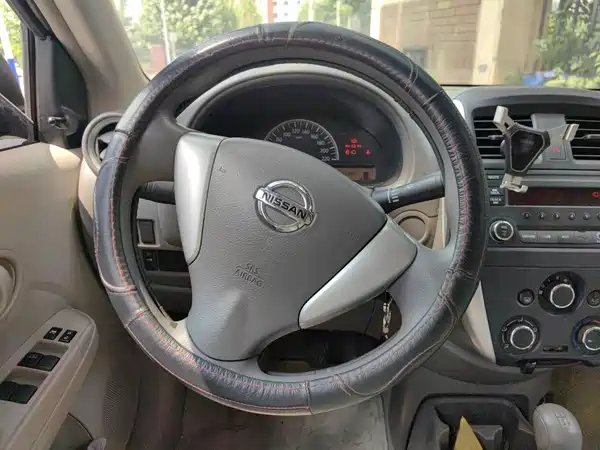 Nissan Sunny 2015