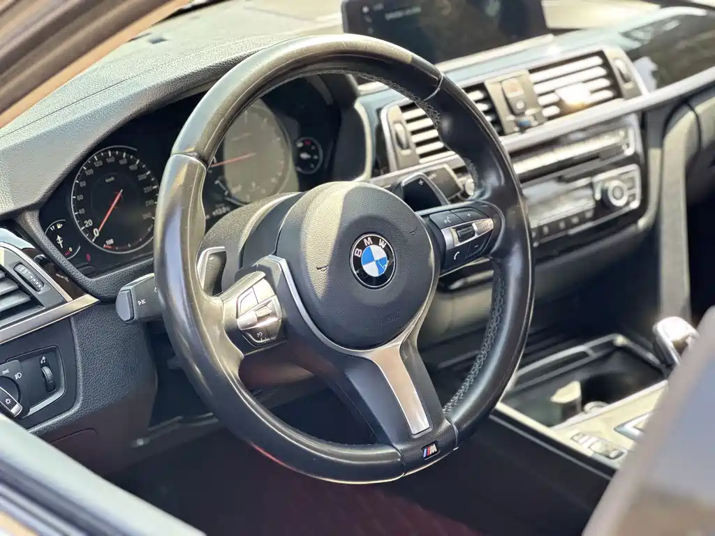 BMW 3 Series 2018 — фото 12