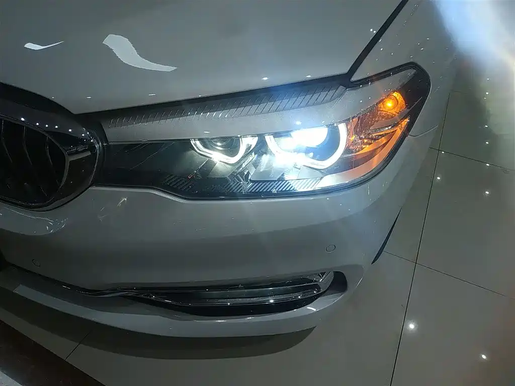 BMW 5 Series 2019 — фото 24