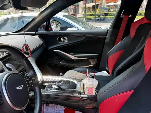 Aston Martin DBX 2022