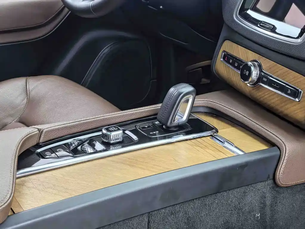 Volvo XC90 2020 — фото 18
