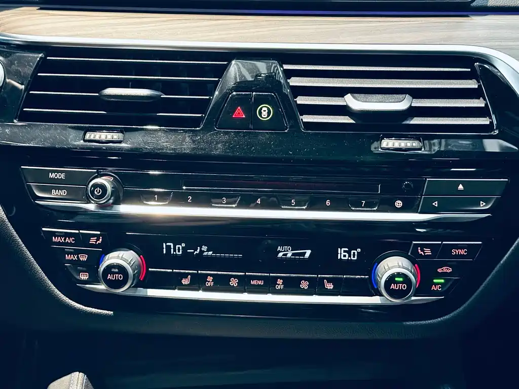 BMW 5 Series 2018 — фото 12