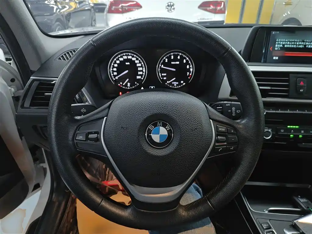 BMW 1 Series 2019 — фото 11