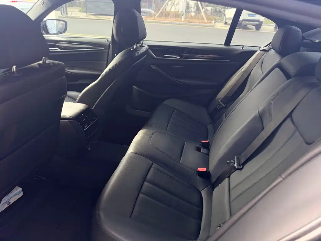 BMW 5 Series 2018 — фото 14