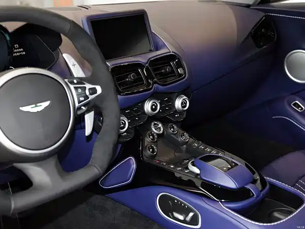 Aston Martin V8 Vantage 2020