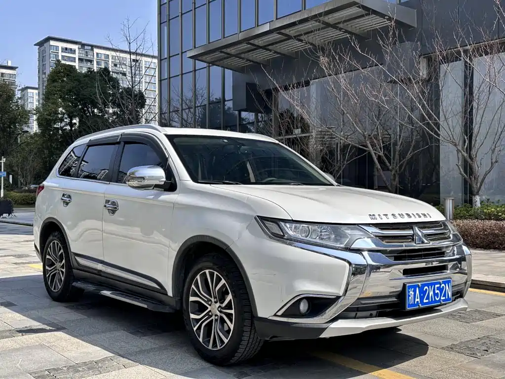 Mitsubishi Outlander 2017 — фото 3