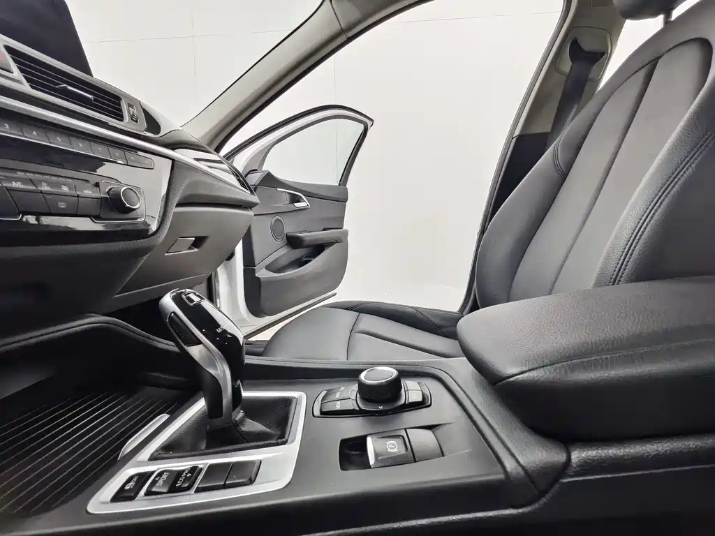 BMW 1 Series 2020 — фото 11