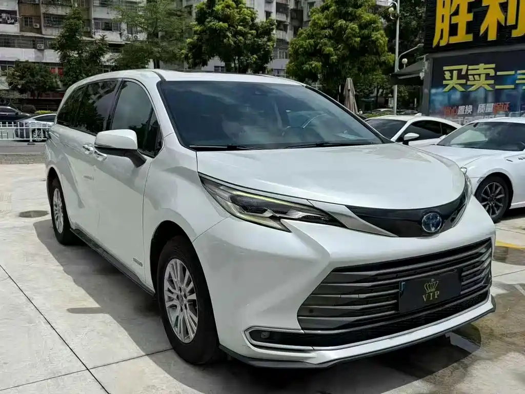 Toyota Sienna 2022 — фото 1