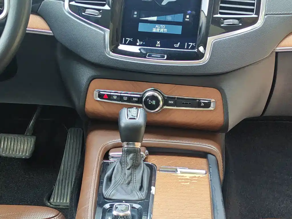 Volvo XC90 2017 — фото 12