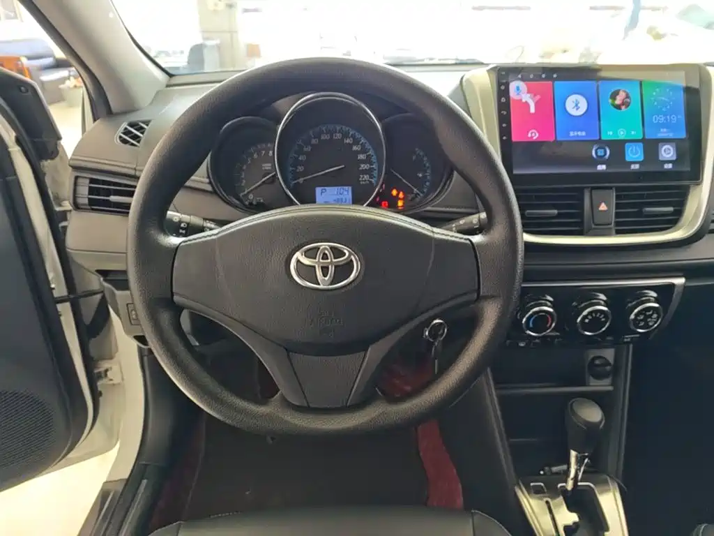 Toyota Yaris L 2017 — фото 11