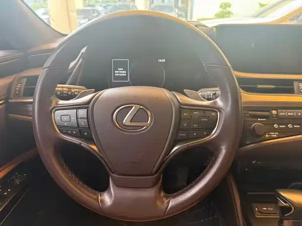 Lexus ES 2020