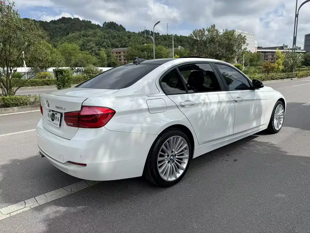 BMW 3 Series 2018 — фото 12