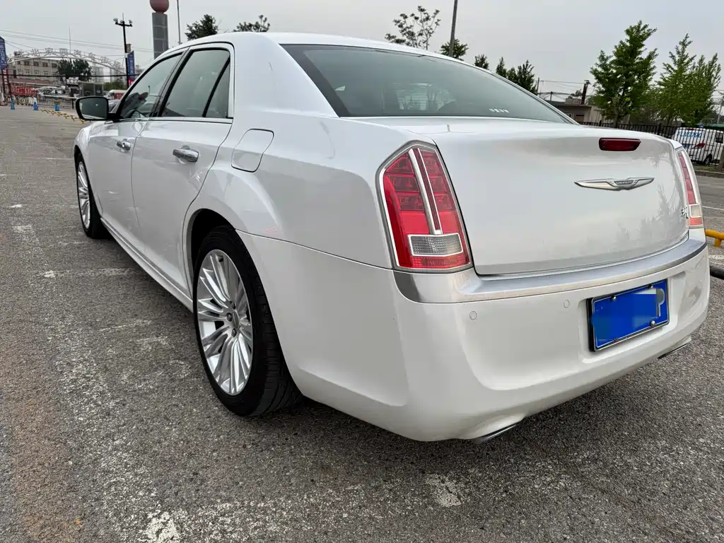 Chrysler 300C 2016 — фото 5