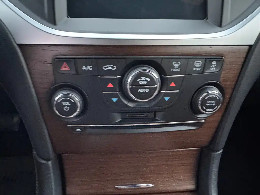 Chrysler 300C 2016 — фото 18