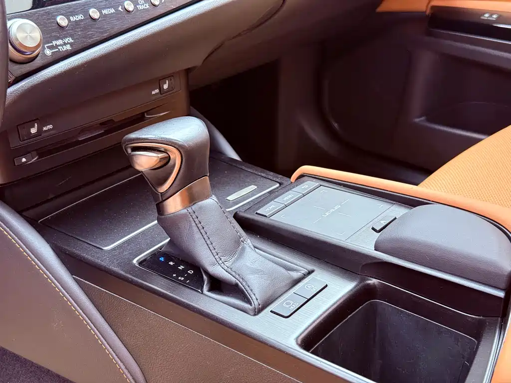 Lexus ES 2022 — фото 15