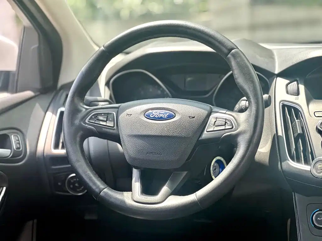Ford Focus 2016 — фото 37