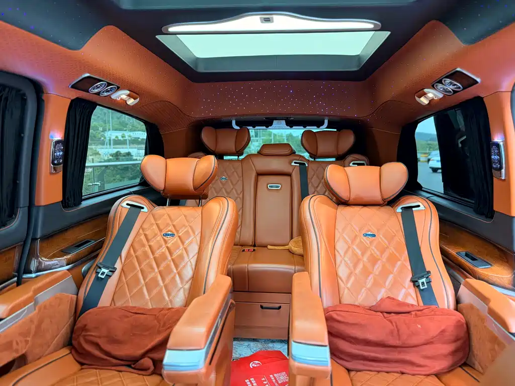 Mercedes-Benz V-Class 2023 — фото 15