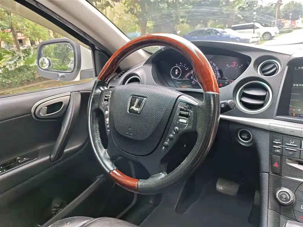 Luxgen Big 7 SUV 2012 — фото 10