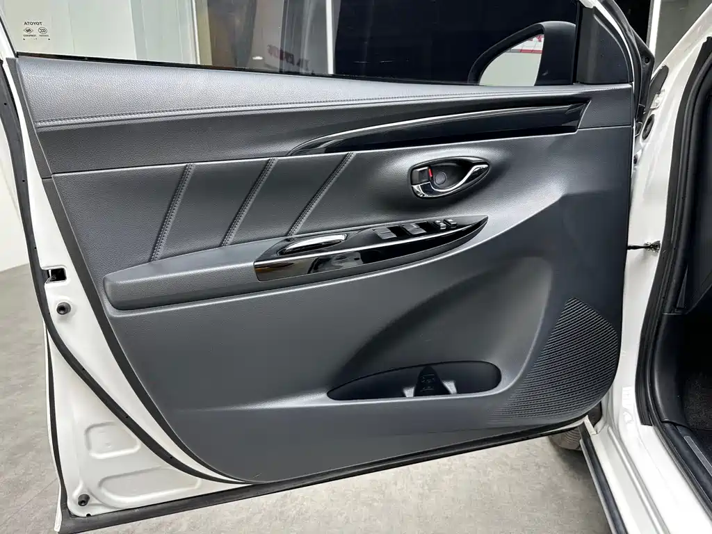 Toyota Yaris L 2021 — фото 12