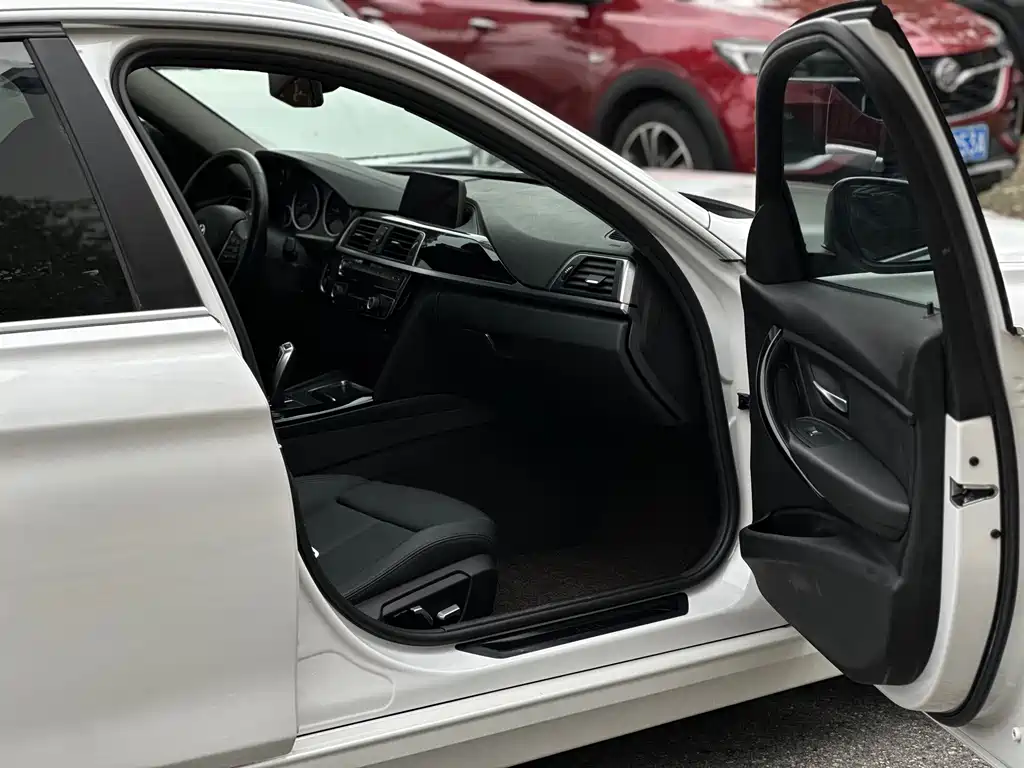 BMW 3 Series 2018 — фото 10