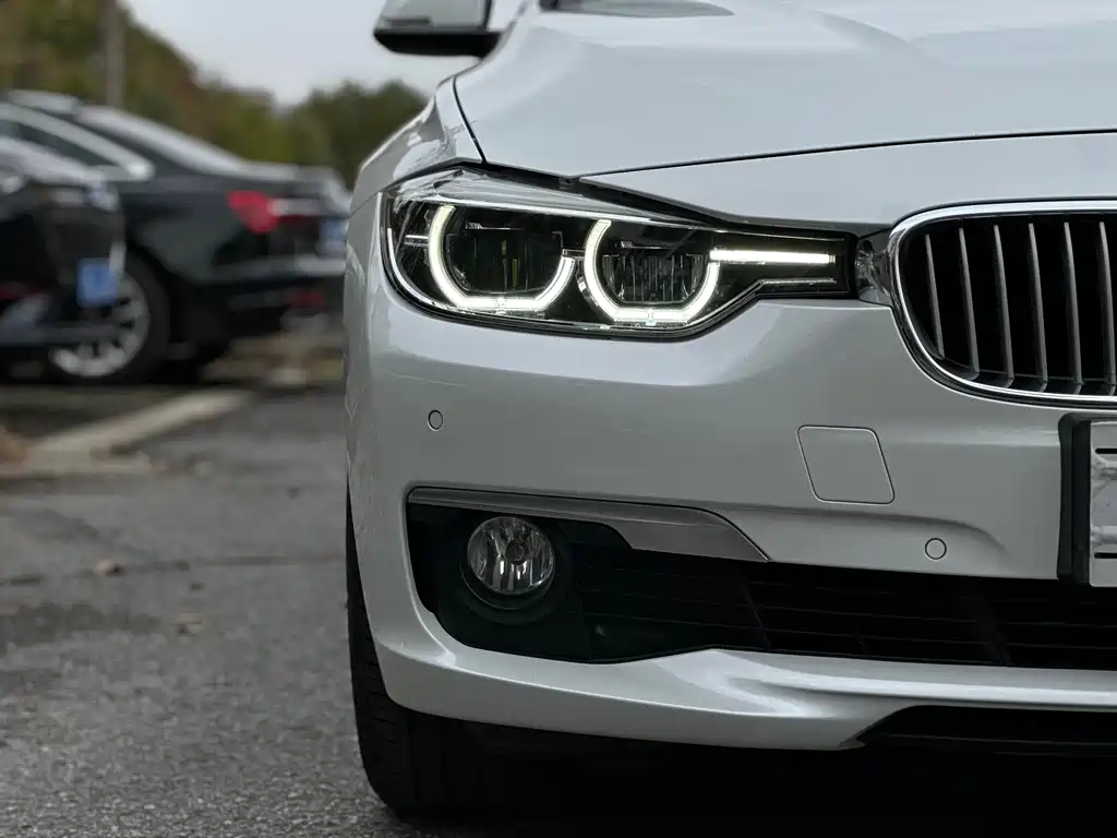 BMW 3 Series 2018 — фото 19