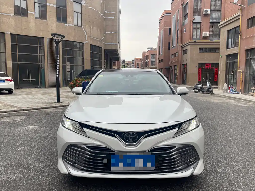 Toyota Camry 2018 — фото 2
