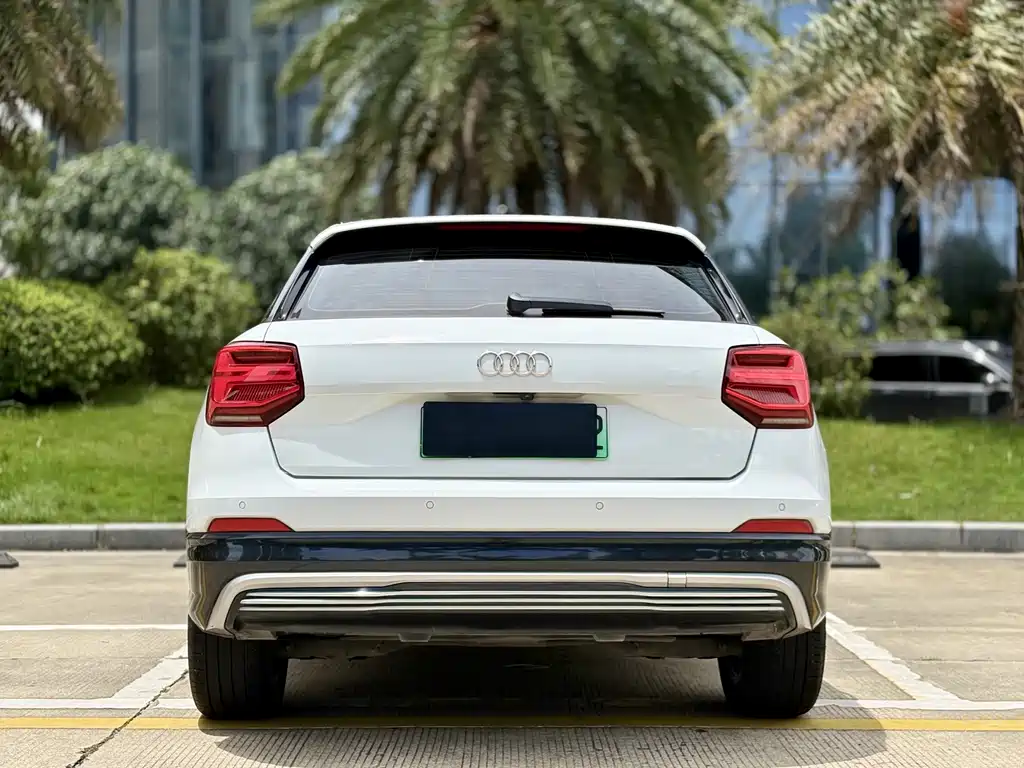 Audi Q2L E-Tron 2020 — фото 13