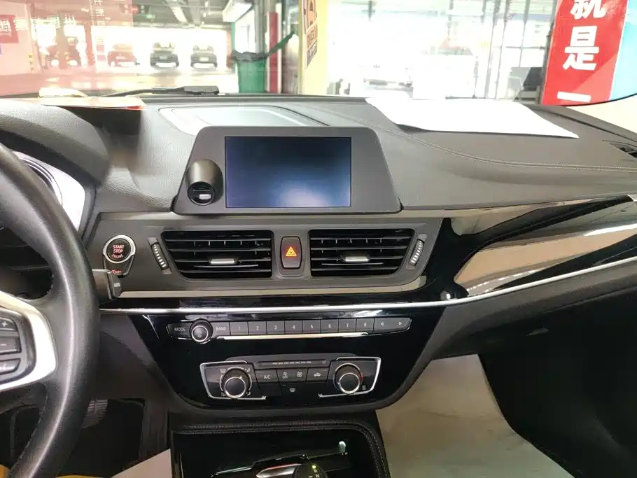 BMW 1 Series 2018 — фото 13