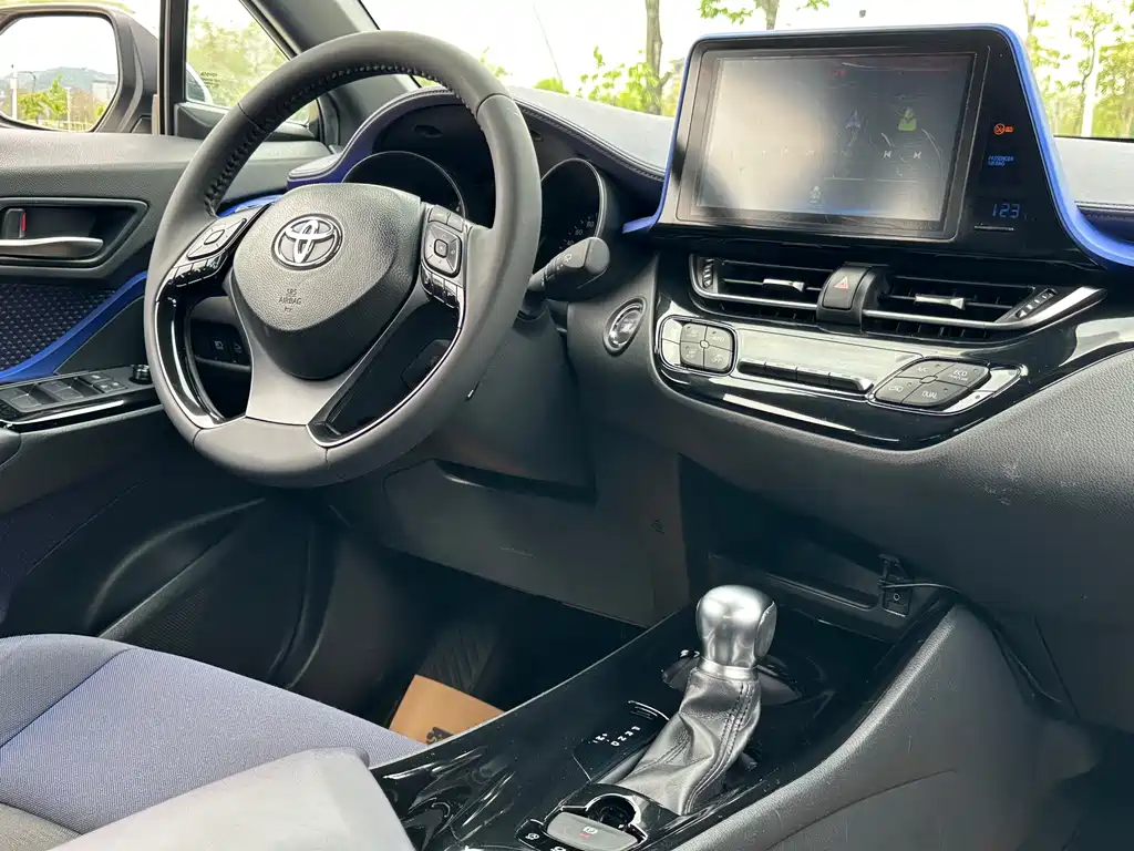 Toyota C-HR 2018 — фото 13