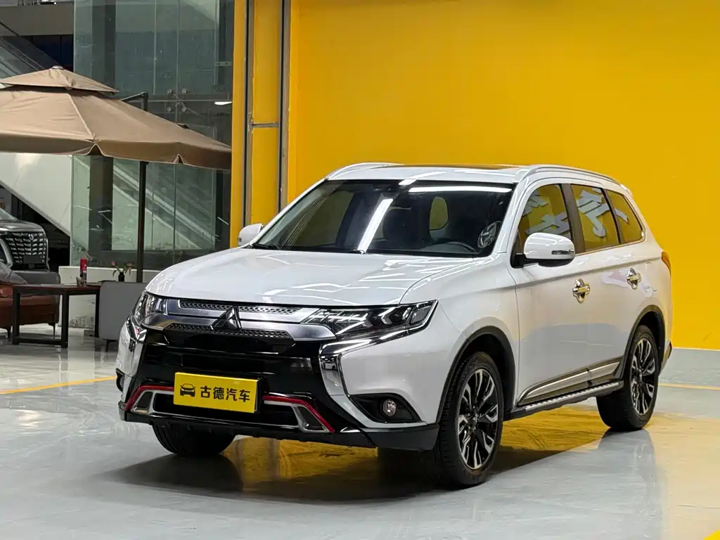 Mitsubishi Outlander 2020 — фото 1