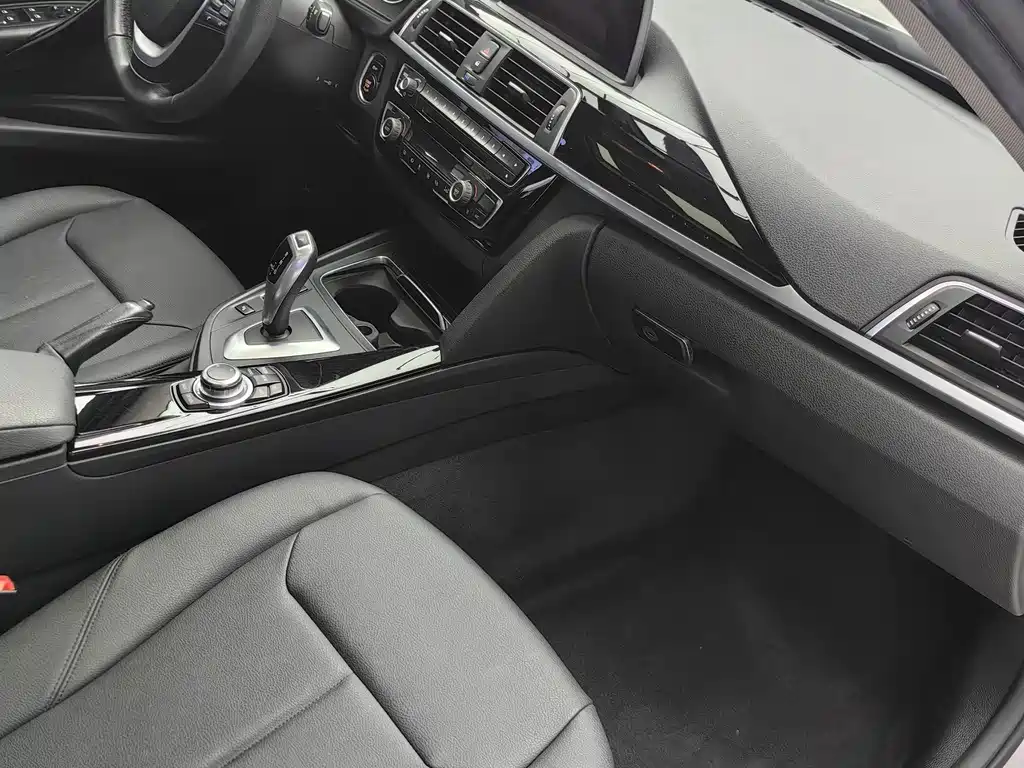 BMW 3 Series 2016 — фото 10