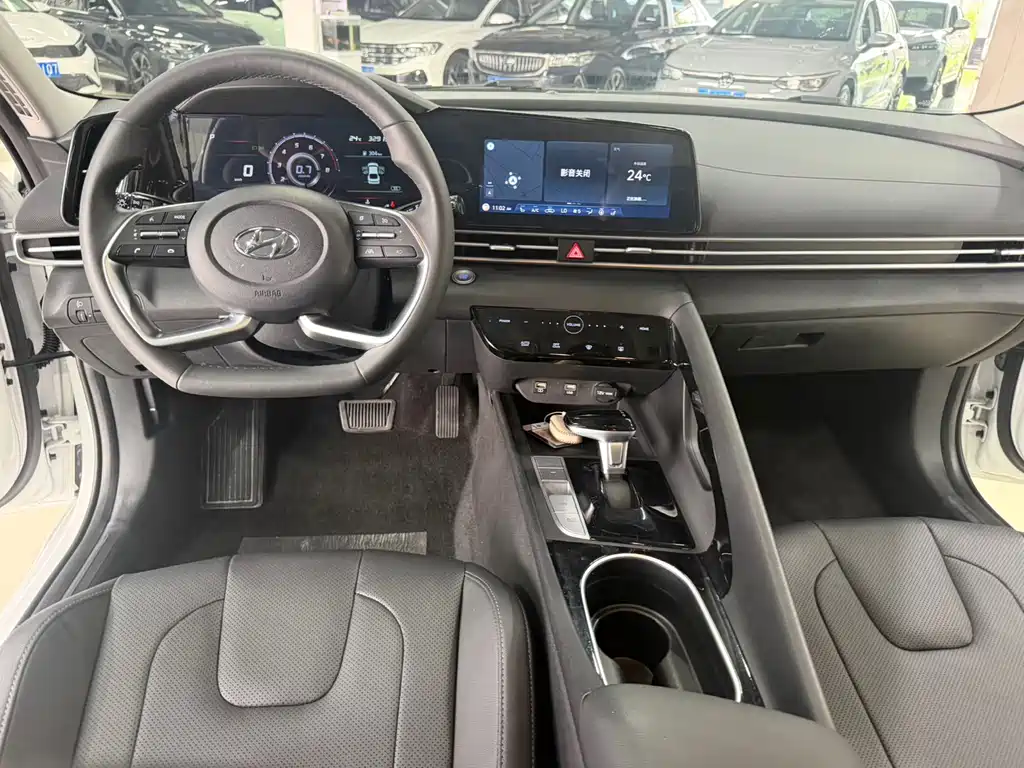Hyundai Elantra 2023 — фото 15