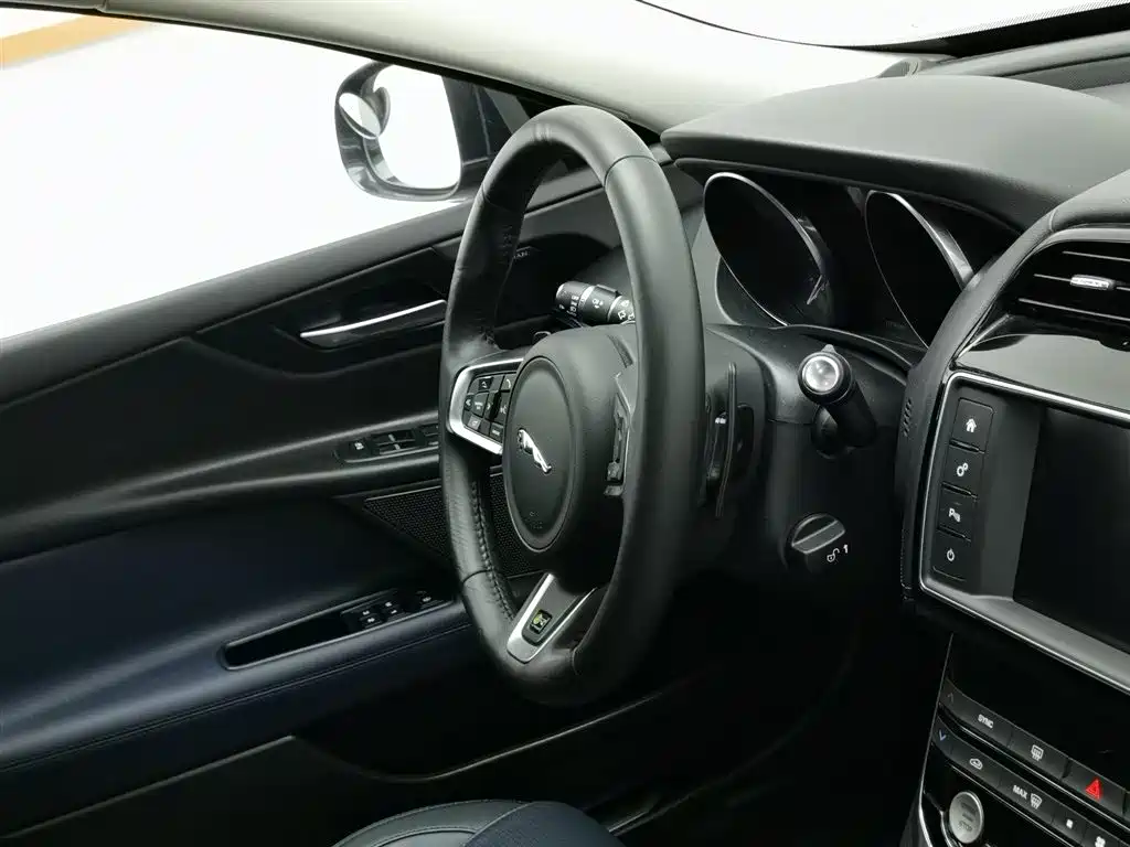 Jaguar XE 2017 — фото 22