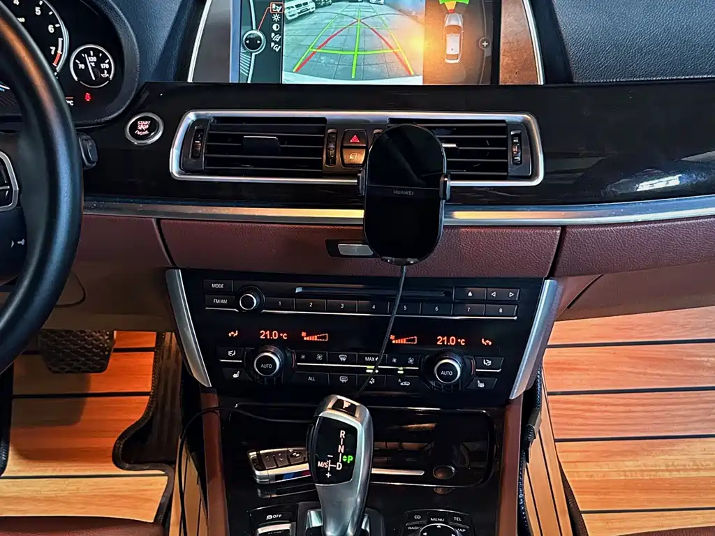BMW 5 Series GT 2011 — фото 13