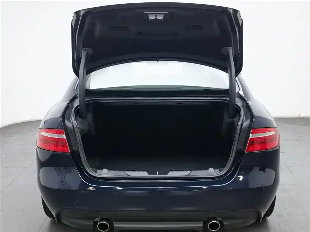 Jaguar XE 2017 — фото 16