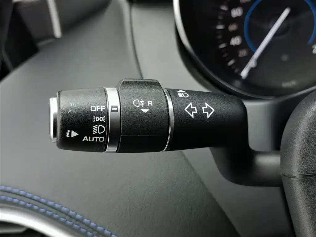Jaguar XE 2017 — фото 21