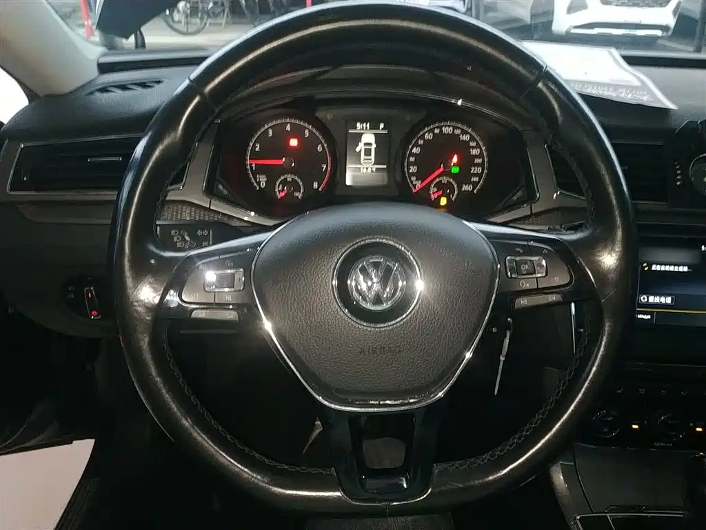 Volkswagen Passat 2017 — фото 11