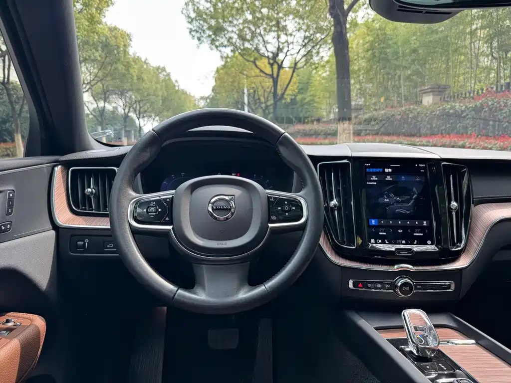 Volvo XC60 2021 — фото 13