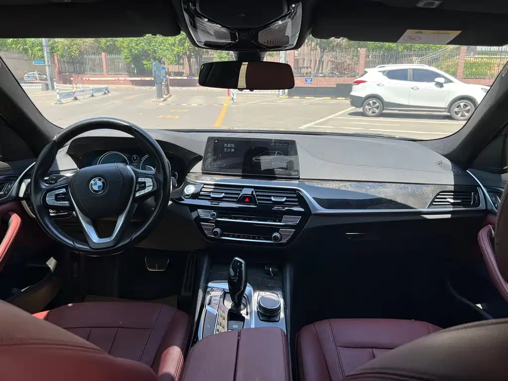 BMW 5 Series 2018 — фото 16