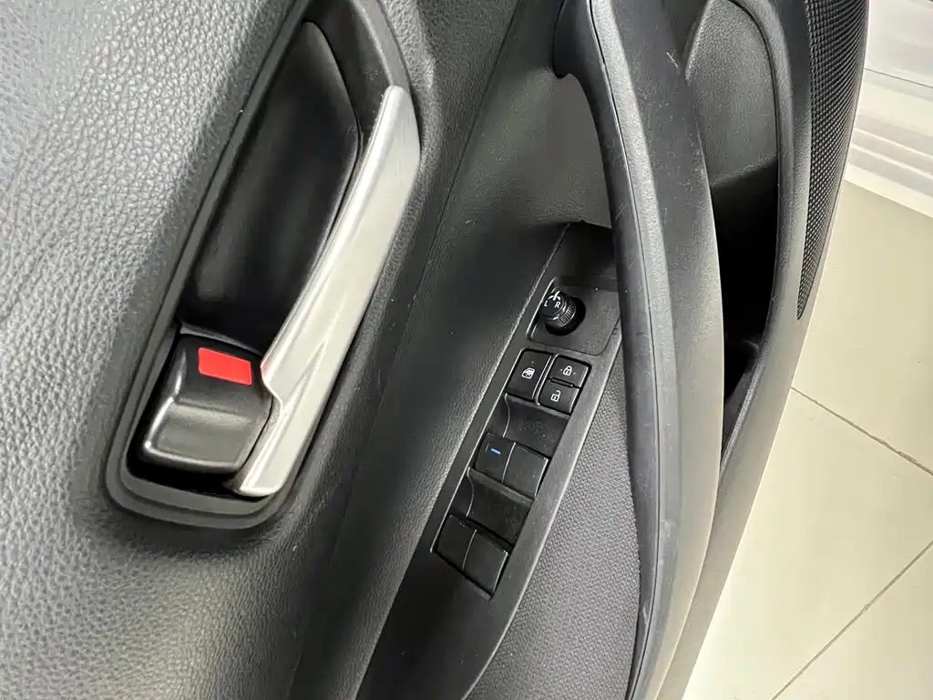 Toyota Corolla 2023 — фото 13